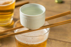 【悲報】酒飲めるやつ教えてくれ、日本酒とビールって何が美味いんや？