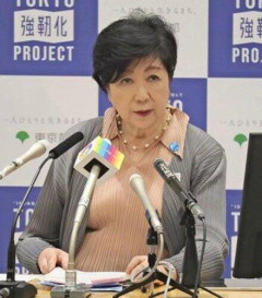 【画像】小池百合子、まるで裸のような格好で会見をしてしまうｗｗｗｗｗ