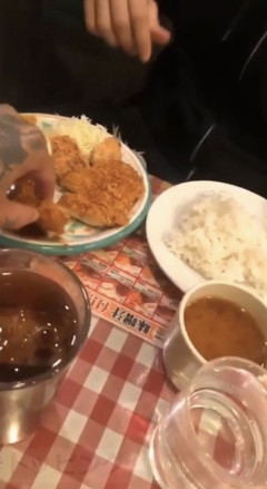 【悲報】迷惑配信者、食事をしていた外国人観光客のおかずを強奪するｗｗｗｗｗ