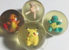 【画像】透明スーパーボールの中にポケモンが閉じ込められてる系おもちゃ、キッズが包丁で無理やり割って取り出そうとする　→　結果、まさかの展開に