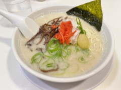 博多ラーメンとかいうペラペラチャーシューとネギしかのってない貧乏ラーメン