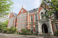 慶應大学4年の女子大学生、バイト先の客のクレカ盗み化粧品購入し逮捕　余罪100万円分か