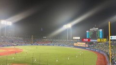 ◆悲報◆プロ野球、5万4千集客の国立Ｊ２の試合の横神宮でガラガラなのに2万8千人と発表してしまう…J2にすら勝てなくなったプロ野球😭