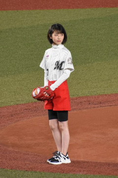 【画像】浜辺美波ちゃんの始球式ｗｗｗｗｗｗｗｗｗｗｗ