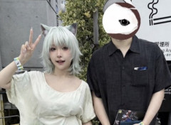 【悲報】ヤニねこの作者、コミケでコスプレイヤーと記念撮影してしまう