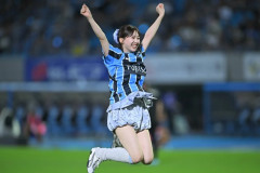 等々力に降臨した元日向坂46の始球式に“既視感”「親子説ある」華麗なフォームが激似「本人もびっくりだろうな」