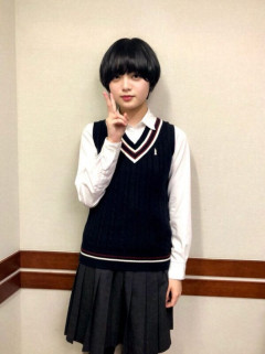 「こんな姿、見せなかったよね」人気俳優との結婚発表から半年…〝ソファでまったり〟楽ちん着の平手友梨奈に「えええええ、」「オフ顔だ」