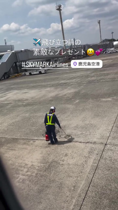 【衝撃】韓国人「日本の空港職員、離陸前に地面で何か描き始めた」