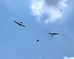 【動画】自重の4倍以上の荷物を運ぶドローンを開発する競技に参加したマシンが面白い。