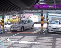 【動画】駐車場の入口で人を降ろす非常識な運転手が原因でショボンな事に。
