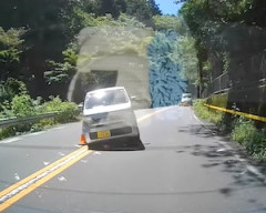 【動画】大垂水峠で超速の軽自動車が突っ込んでくる恐怖のドラレコ。