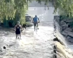 【動画】浸水した橋を渡ろうとした自転車女子が急流に吸い込まれて心肺停止に。