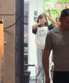 【動画】新疆ウイグルの少女、観光客に向けて・・・・・・