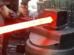 船の錨の鎖を焼いて叩き、トラクターの車軸にする工場「サンダルが一足も映らないからAI動画を疑った」【海外の反応】