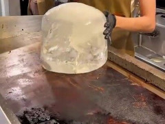 巨大な氷で鉄板を洗ってから焼いた卵焼き、クマの焼き印ごと真っ二つ【海外の反応】