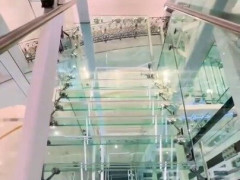 手で押すと横にどく階段、その奥はトイレ　“変な階段”ばかり集めた動画【海外の反応】