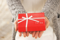 【がっかり】自分の誕生日プレゼントを買いに行ったら、「予算は1万5000円だよ」とわざわざ報告してくる彼女は…