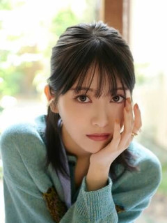 「消えちゃいそう…」浜辺美波の”儚すぎる”最新ショットに反響「結婚したい」「透明感えげつない」