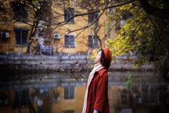 俺は52歳の独身なんだが新人の女が好きになったんだ。この気持ちを素直に伝えるべきかな？それとも彼女と仲良くしている新人の男は退職に追い込んでやるべきか…….？