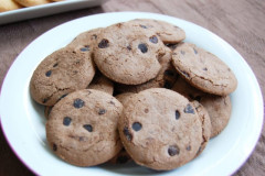 【悲報】男子にお菓子や本を届けた女(24)、逮捕される