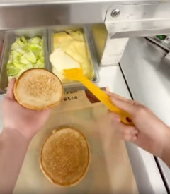 【悲報】バーガーキング、「素手」でハンバーガー作って炎上ｗｗｗｗｗ