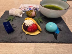 【画像】カフェで桜餅出てきたんだけどこれって葉っぱも一緒に食べれたっけ？