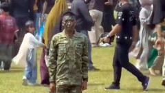 新兵教育修了式でひとり立ち尽くす兵士。指揮官が抱きしめ、こぼれ落ちる涙
