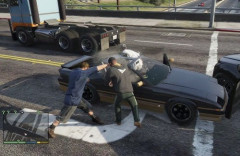 【リアルGTA】外国人風の男、路上に止まっていた車から中の人を引きずり下ろし暴行したうえ車を奪って逃げる