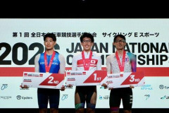 【画像】eスポーツの全日本選手権、表彰台三人のうち二人がメガネ🤓