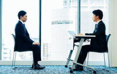 【悲報】警備の面接に行ったら出会って5分でその場採用された🥺