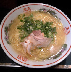 博多ラーメンとかいうペラペラチャーシューとネギしかのってない貧乏ラーメン