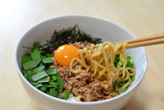 【悲報】『油そばを食べてるおっさん』、例外なくまともな大人じゃないｗｗｗｗｗｗ