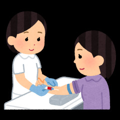 産婦人科の待合室でメイクをする女性