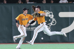 プロ野球選手ってなんでフライとるときお見合いしないの？