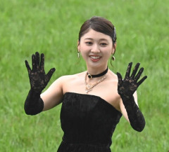 元日向坂アイドルが川崎フロンターレの試合で始球式　ユニ姿での登場にファン「最高コラボ」と反響