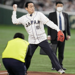 【悲報】岸田首相の始球式が酷すぎて草ｗｗｗｗ投球フォームおじいちゃんかよ