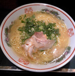 博多ラーメンとかいうペラペラチャーシューとネギしかのってない貧乏ラーメン