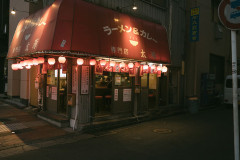 ラーメン店主「何名様ですか？」Ｚ世代「5人っす」店主「席離れてもいい…？？」⇒ｗｗ