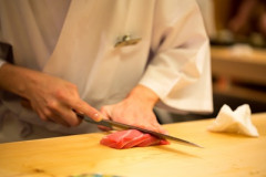 【画像】女子大生女将が握る寿司屋🍣  めちゃくちゃ清潔感あるしおっさんが握るよりこっちの方がいい