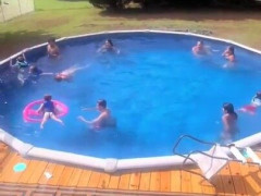 「丸いプールがある家の子は全員一度はやってる」10人で壁沿いに歩き続けて庭のプールに渦を作る動画【海外の反応】