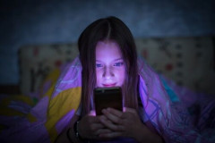 寝る前のスマホがやめられない人、騙されたと思って◯◯◯設定にしてみろ！睡眠が改善するかもしれないぞおおお！