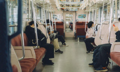 【画像】女子高生「え待って、パパが隣りの車両いる！」⇒！！！