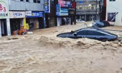 韓国人「総雨量780ミリを超える記録的な豪雨に見舞われた巨済市の状況がこちら」→「道路や建物が激しい濁流に飲み込まれる‥」