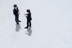 【謎】30歳を超えると『人見知り』がいなくなる理由…