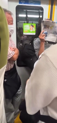 【動画】痴漢された女性、電車内で発狂