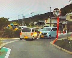 【動画】軽自動車同士の譲れない戦いが事故に（ノ∇`）