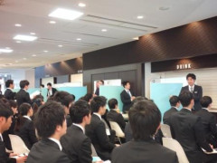 20代で年収1000万オーバーな大企業の採用セミナーに申し込んだ。そして高倍率を突破して私は合格。　すると同級生の美女が「手違いで面接を受けれなかったの。事務局の人に伝えてくれない？」私「おｋ（コイツ来たら私が不利になるじゃん…）」　→　美女の末路は…….