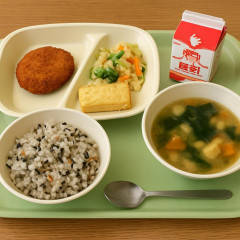 ４月から無償化、札幌市の〝貧乏給食〟が波紋🍽👈😫   |  牛乳やめておかず代に回してほしい