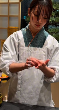 【画像】女子大生女将が握る寿司屋🍣 めちゃくちゃ清潔感あるしおっさんが握るよりこっちの方がいい