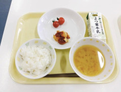 札幌市「無償化された給食で出せるのはこれだけや。すまんな」